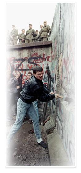 De grote uitbreiding: West- en Oost-Europa weer één 1989 Val van de Berlijnse muur einde van het communisme EU geeft economische hulp: Phareprogramma 1992 Vaste criteria EU-lidmaatschap: democratie