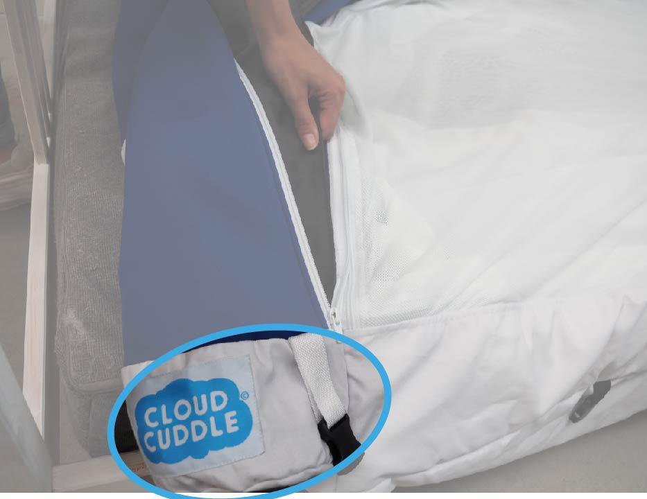 Zorg ervoor dat alle ritsen en klikgespen dicht zijn vóór u gaat wassen. 12. Plaats de CloudCuddle in de wasmachine en was deze volgens het wasvoorschrift.