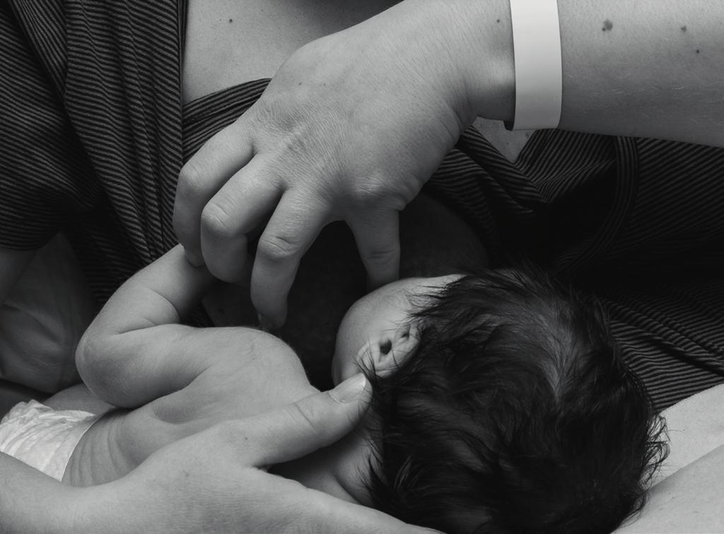 Zorg ervoor dat het neusje van uw baby vrij ligt. Druk niet met uw vingers op de borst, maar draai uw baby met zijn heupjes dichter naar uw lichaam toe. U hoort de baby regelmatig slikken.