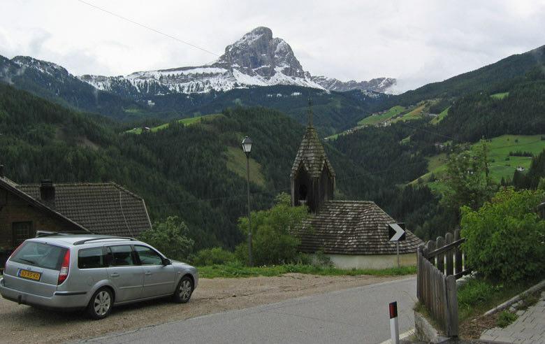 telkens de witte bergtoppen belicht is iedereen in de auto vol enthousiasme. Helaas schijnt de zon alleen maar heel even, en alleen als we net weer rijden.