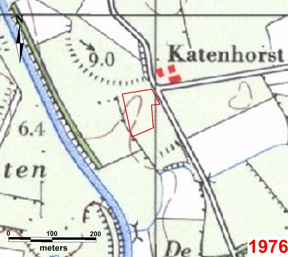 De gracht van het voormalige kasteel Katenhorst staat op een kaart uit 1890 (niet afgebeeld) en op latere kaarten niet meer weergegeven.