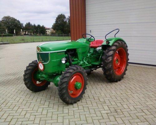 4- cilinder (D-5005) van 45 pk. Deze twee trekkers hebben een ZF T- 50 6X2 schakelbak met als extra s het Deutz Multimat systeem.