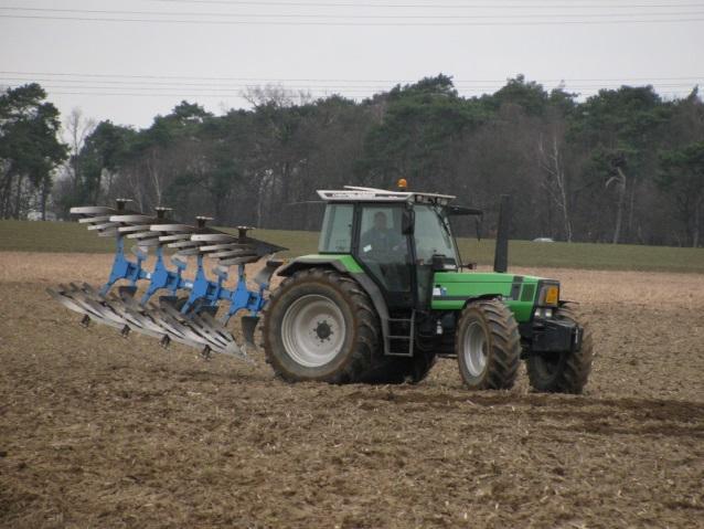 Om goed en nauwkeurig te kunnen werken brengt Deutz-Fahr in 1991 op de een aantal DX-typen de geluidsdemper onder de motorkap en is de uitlaat aan de rechterkant geplaatst zodat hij min of meer