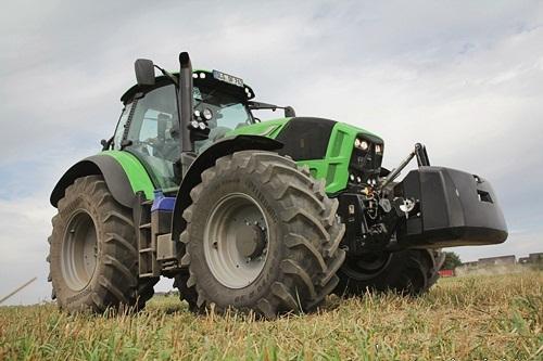 Deutz-Fahr Serie 5 TTV Voor de middelgrote en grote bedrijven zijn er de 5, de 6, de 7, de 9 en de 11 series die op hun beurt weer onder te verdelen zijn in meer dan 35 verschillende modellen.