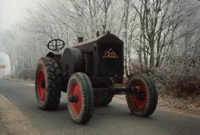 De maximum snelheid hangt af of de tractor uitgevoerd is met ijzeren wielen (6 km) of met massief rubber (16 km). De voetrem werkt op de achteras en de handrem op de wisselbak.