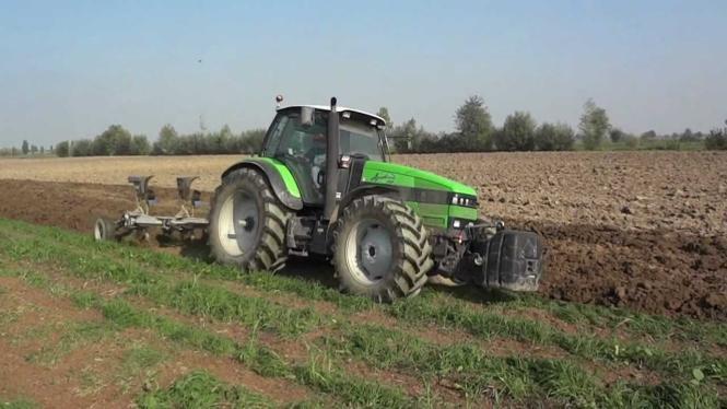 De tractor kenmerkt zich door de vier aangedreven assen en knikbesturing.