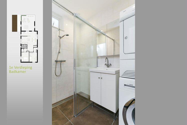 De badkamer is in 2014 vernieuwd en uitgerust met een inloopdouche, wastafel met onderkast en de aansluiting voor de wasmachine en droger.