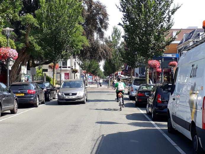 parkeerautomaten op duidelijke zichtlocaties Foto 1: verstopte PRIS-bebording Foto 2: aangepaste