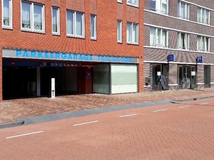 6.1 Fysieke aanpassingen parkeergarage Tricotage Suggesties voor aanpassingen zijn: Inrit beter laten opvallen in straatbeeld (plannen voor bestickering entree is in gang gezet) (1) Duidelijke