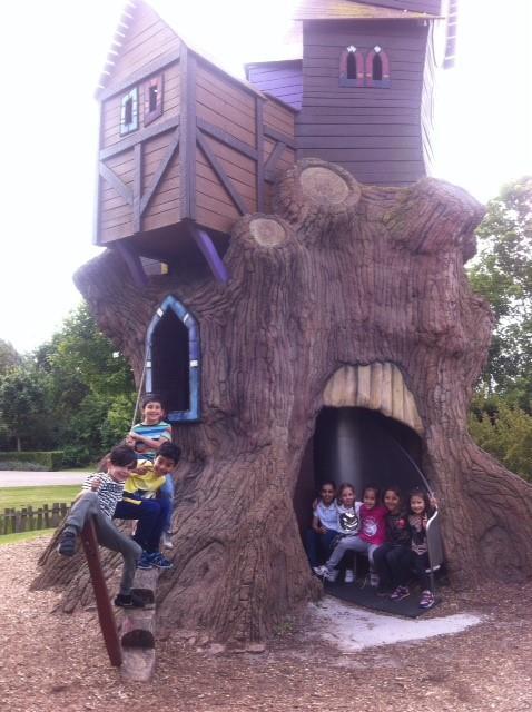 Ouderbijdrage Ieder schooljaar doen we met de kinderen een aantal leuke dingen, zoals Sinterklaas, de Kerstviering, Koningspelen en natuurlijk het schoolreisje (voor groep 1 t/m 6) en het schoolkamp