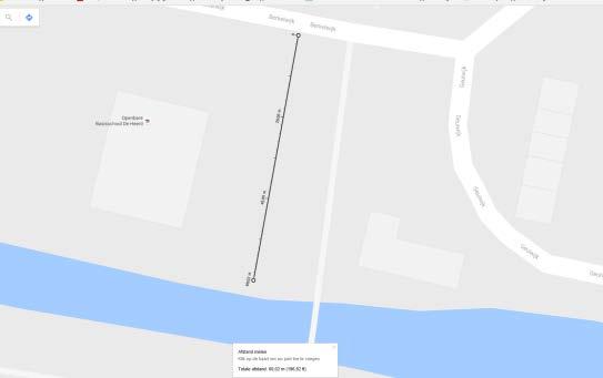 De lengte tussen water en Berkelwijk is ca. 60 m. De breedte die beschikbaar is, is ca. 24 m (zie rode vlak). Voor het stallen van de fietsen is maximaal ca.