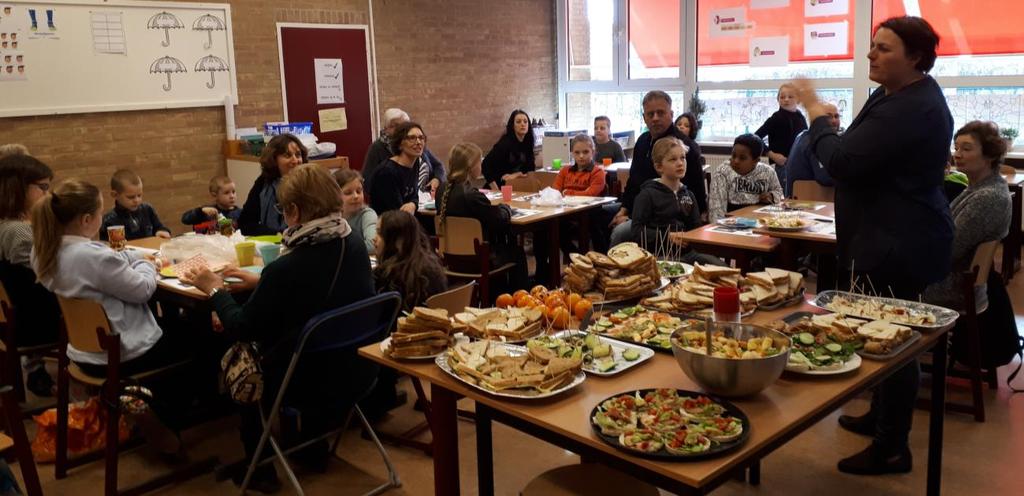 en kinderen gezamenlijk de lunch klaarmaken.