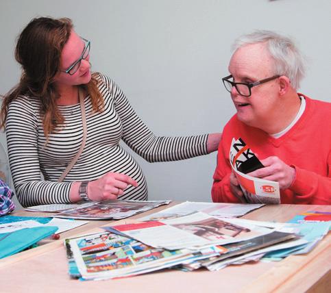 Schilderavond Samen mooie kunstwerken maken. Dat is het doel van de schilderavond. Vrijwilligers helpen de bewoners.