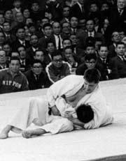 Tokyo 1964: Anton Geesink versloeg in de Olympische finale judo allround de Japanner Kaminaga. Direct daarna wilden juichende Nederlandse sporters en supporters de mat op stormen.