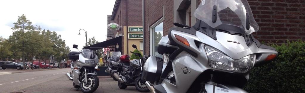 Uiteraard was er even de tijd om de nieuwe motor van Jaap te bewonderen. De Kawa was ingeruild voor een Yamaha Diversion.