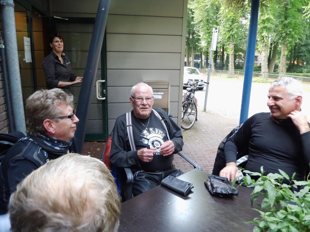 We zijn als groepje weer naar de Lindeboom terug gereden waar we ook op het terras nog even koffie hebben genomen en nagepraat hebben over de mooie en zeer geslaagde rit.