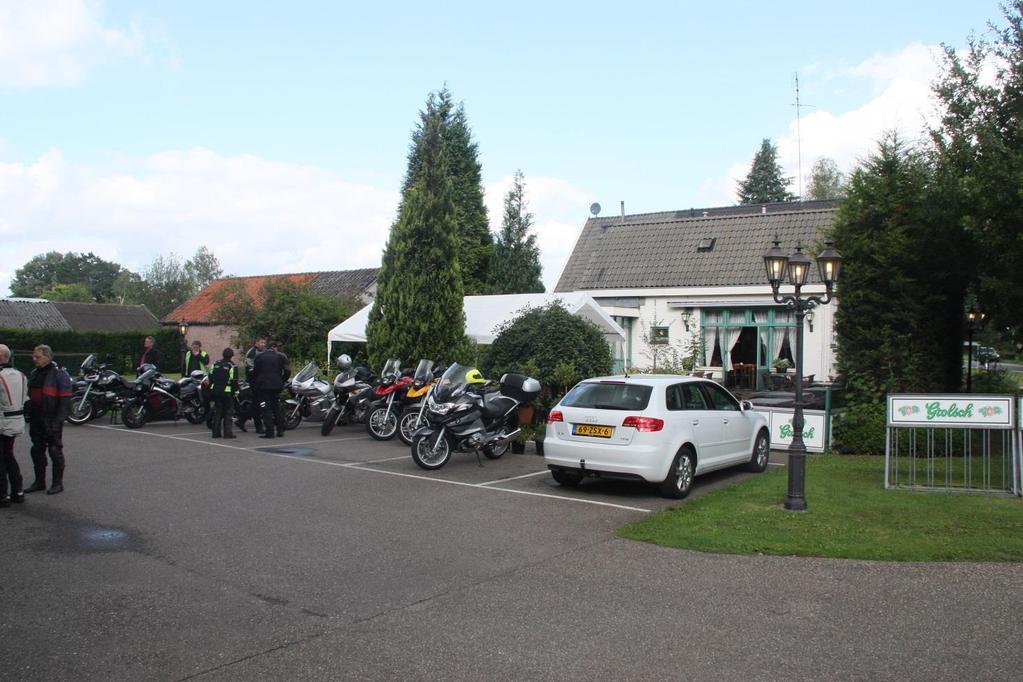 De vervolgroute ging wederom door het fraaie landschap van o.m. Bronckhorst, niet te verwarren met Bronkhorst. Het moet gezegd, dat ondanks de deelname van buitenaf er gedisciplineerd werd gereden.