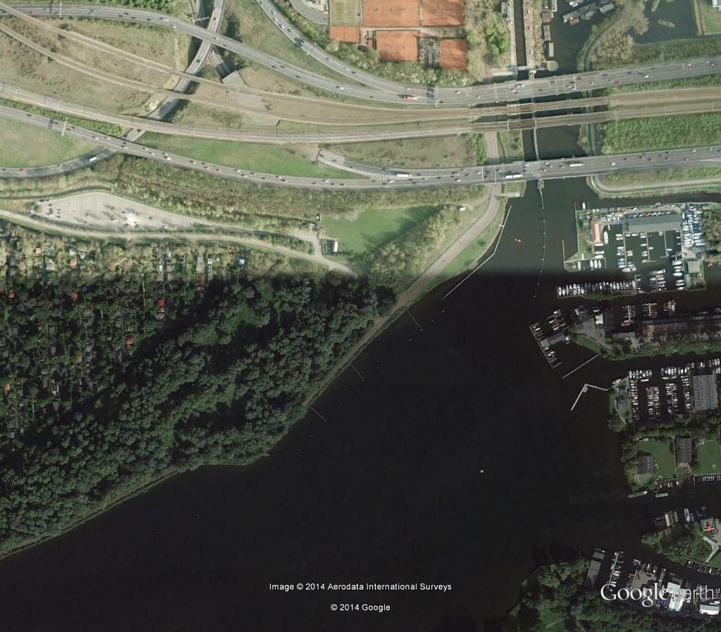 Afbeelding 22: De locatie van het in 2011 aangetroffen sperwernest bij knooppunt Nieuwe Meer (blauwe ster - Bron: Van der Helm 2011).