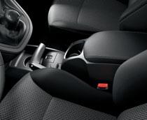 De handmatig verstelbare bestuurdersstoel en het in hoogte verstelbare stuurwiel zorgen voor verfijnd rijcomfort.