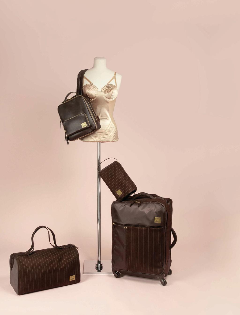 TRAVEL COLLECTION AMPLI, DE TRAVEL COLLECTIE IN ZIJDEACHTIG NYLON EN ZACHT LEDER BESTAAT UIT LIPAULT S FAVORIETE TRAVEL MUST HAVES: EEN WEEKEND TAS, EEN SHOPPER, KOFFERS EN EEN