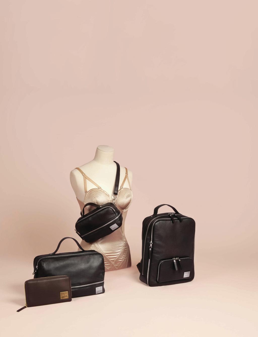 LEATHER COLLECTION DE ALL-LEATHER GOODS COLLECTIE ONTHULT HAAR FLAGSHIP DESIGN, DE COMPIL BAG, EEN VOLLEDIG UITBREID- BARE BOSTON STIJL MET EEN GEMIXT SILHOUETTE.