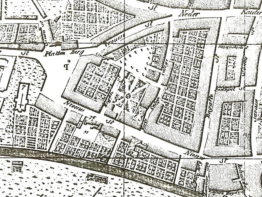 Het mini pleintje vóór de aanleg v/h St-Pietersplein heette vroeger Potjesmarkt en daar werd de zomerfoor gehouden Plan Goethals 1796. Nog niks te merken van het Batavia en Caleitje beluik.