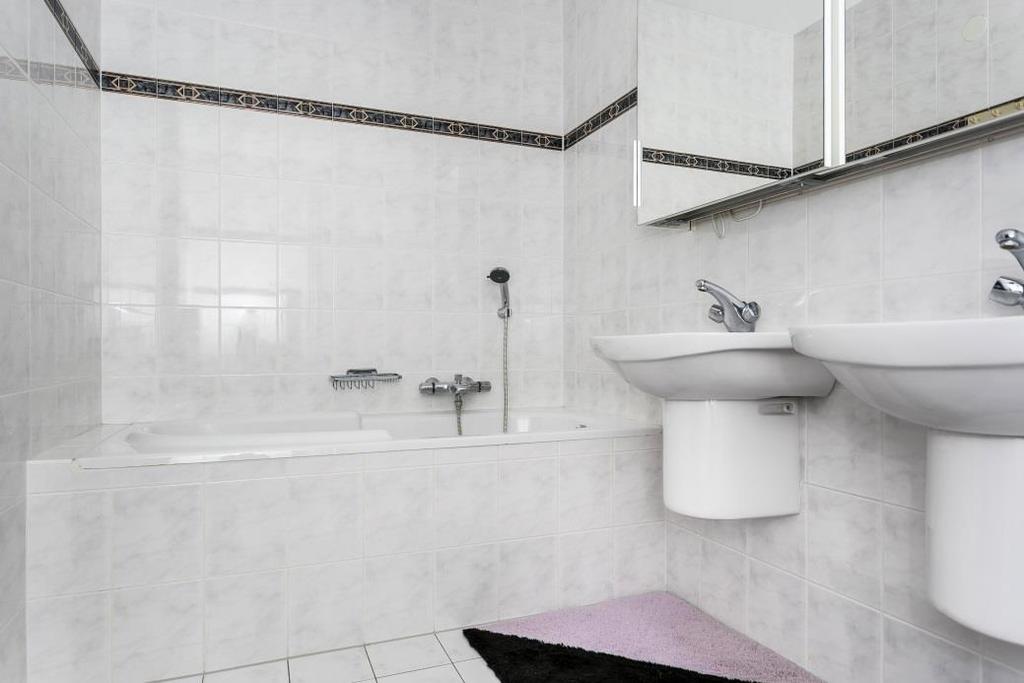 Badkamer 1 : De badkamer is ruim en uitgerust met lichte gemêleerde vloer- en