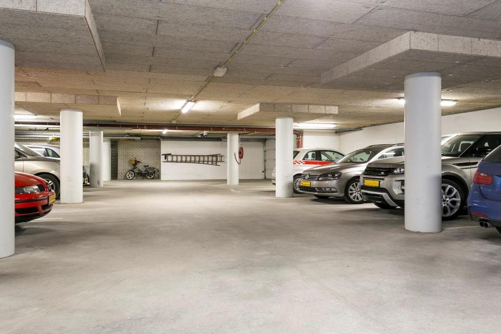 Parkeergarage / berging : De parkeergarage bevindt zich op de begane grond en is toegankelijk