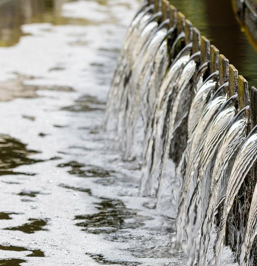 In het rioolwater zit dus zeep, wasmiddel, eten, frituurvet, poep en plas. Maar ook het zand van de straten. Want het regenwater gaat via putjes datzelfde riool in.