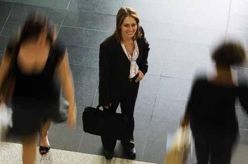 Inspirerend leiderschap voor vrouwen MANNELIJK VERSUS VROUWELIJK: DE STEREOTYPE VALKUILEN EN MISPERCEPTIES De ideale leidinggevende wordt vaak omschreven als ambitieus, vol zelfvertrouwen, zakelijk