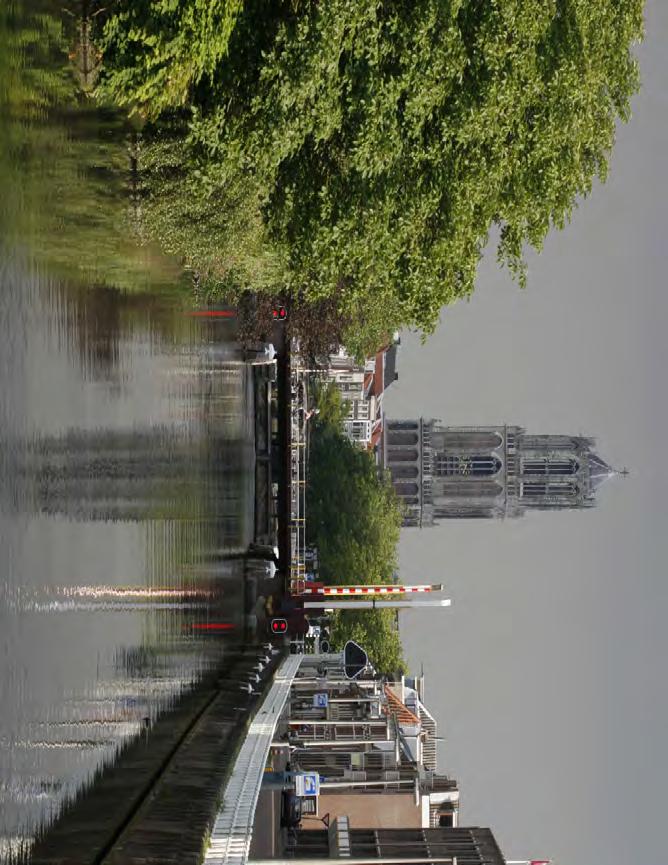 Foto rechts: De Vecht in Utrecht. (delen van Kanaleneiland).