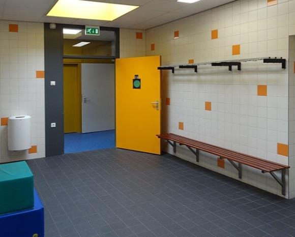 3.1.3. Hulp bij aan-, uit- en omkleden Bij de kleuters komt het regelmatig voor dat zij geholpen moet worden bij het aan- en uitkleden, bijv. bij spellessen en bij het naar het toilet gaan.