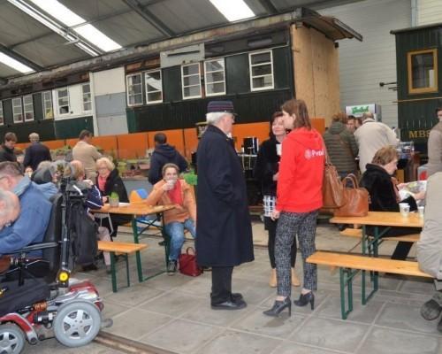 We vertrokken met de trein vanaf MBS-station Boekelo en tijdens de treinreis naar Haakbergen werden de leden die 5, 25, 50 of 70 jaar lid waren, gehuldigd.