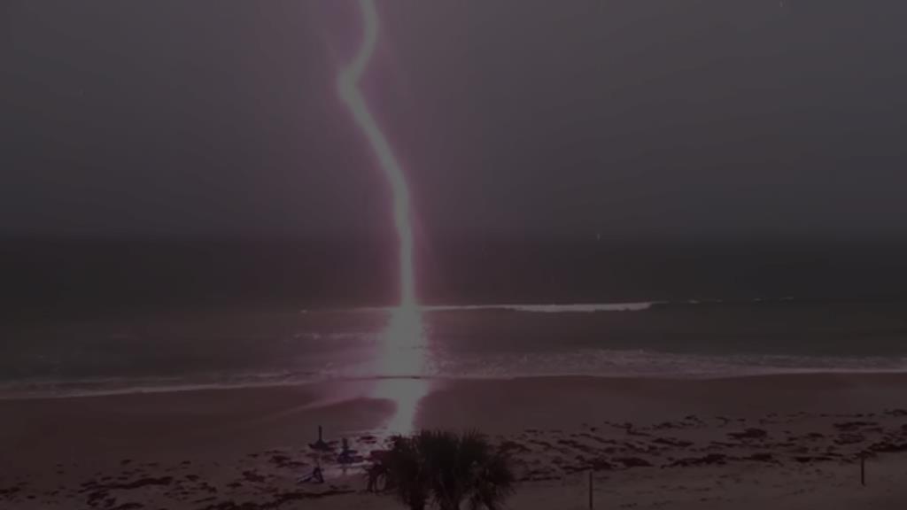 13. Bliksem Strand = onveilig bij onweer (open vlakte, bliksem slaat steeds in op het hoogste punt.