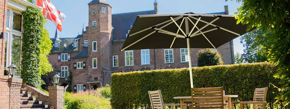 32 33 GRAAG GEZIENE GAST De Patio brengt direct klasse en uitstraling op uw terras. Deze parasol laat zien dat stijl- en sfeervol genieten heel goed samen kunnen gaan.