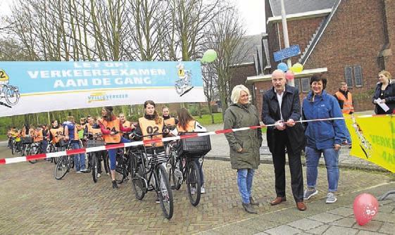 Werkzaamheden IJmuiderstraatweg Donderdag 16 april heeft de aannemer het laatste gedeelte van de IJmuiderstraatweg, tussen het BPstation en de kruising met de Kennemerlaan, geasfalteerd.