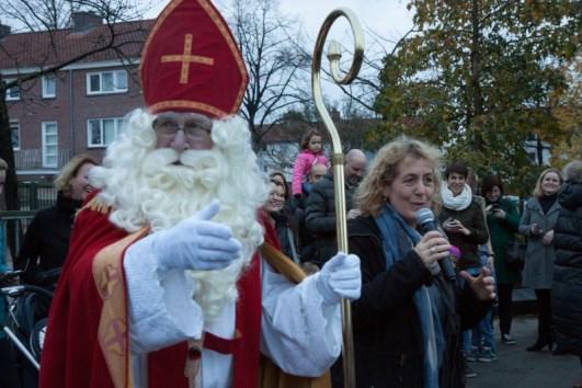 Sinterklaas Op vrijdagochtend 4 december stonden alle kinderen op het schoolplein in afwachting van de Sint en de Pieten.