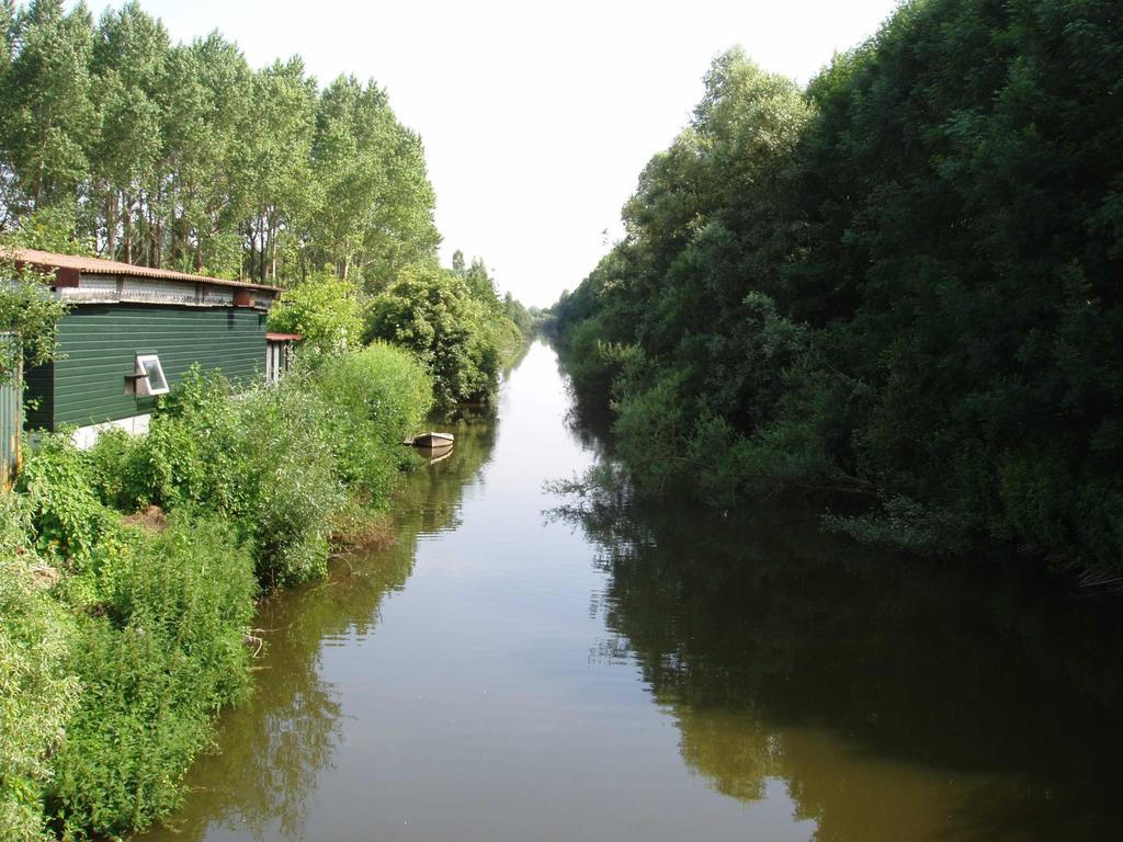 DHV / Grontmij A Figuur 6. B Watergang door de Elzen (A) en het Johannes Vis gemaal (B) Ecologie De Viersprong ligt in het midden van het recreatiebos de Elzen.