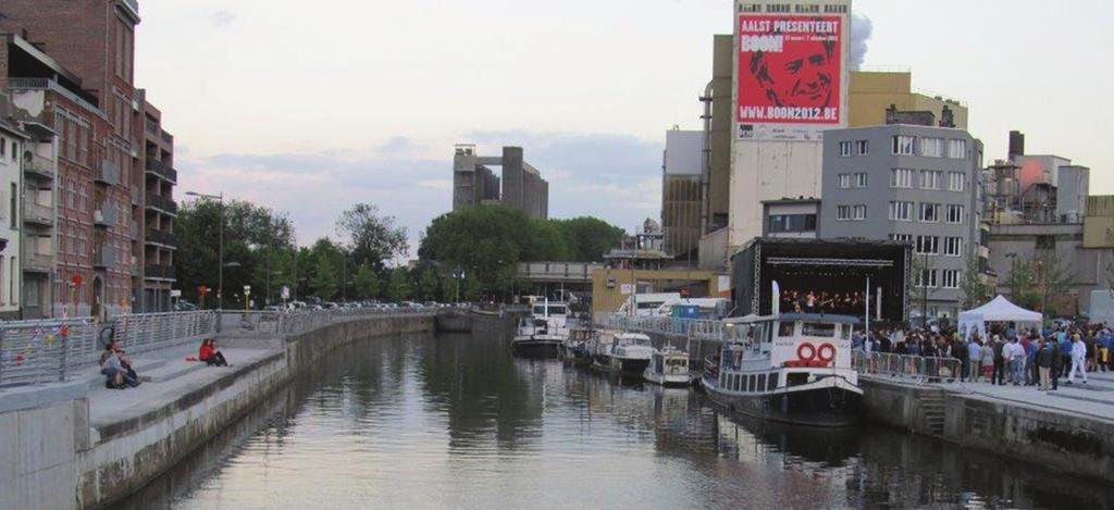 Water in de stad De aanwezigheid van water heeft dikwijls een cruciale rol gespeeld bij het ontstaan en de bloei van onze historische steden. Waterwegen waren de eerste belangrijke handelswegen.