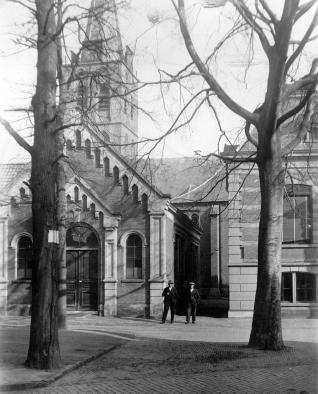 2. De drie belangrijkste gebouwen op de Kerkbrink: rechts het raadhuis, links de oude lagere school (in 1907 dienstgebouw voor de gemeente) en op de achtergrond de hervormde kerk.