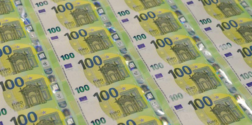 ER ZIJN MEER BANKBILJETTEN VAN 100 DAN VAN 10 IN OMLOOP De bankbiljetten van 100 en 200 worden op grote schaal gebruikt, als betaalmiddel en als oppotmiddel.