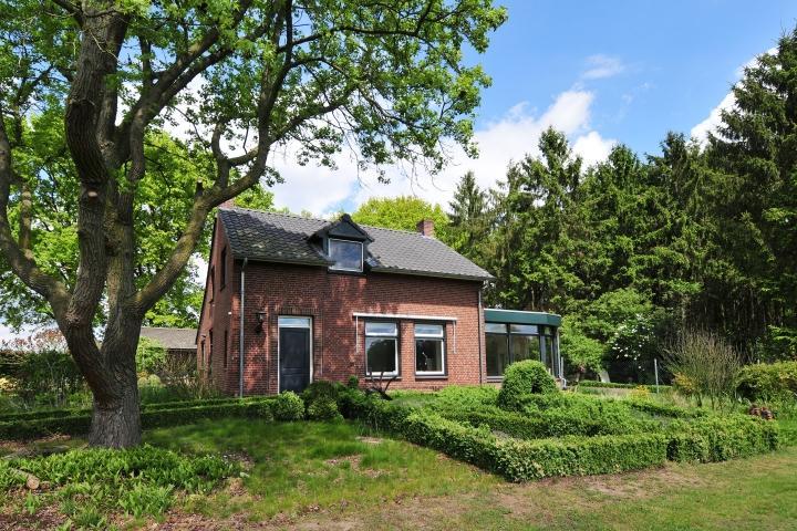 Op een schitterende locatie in het buitengebied van Heythuysen, midden in het natuurgebied het Leudal bieden wij dit vrijstaand huis te huur aan.