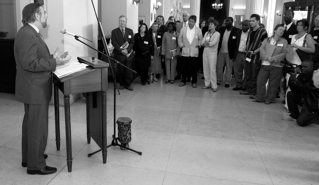 PUBLIC RELATIONS DINSDAG 9 MEI 2006 VERNISSAGE VAN DE GEMEENSCHAP" FOTOTENTOONSTELLING "DE BATWA VAN BURUNDI: EEN VERGETEN Dinsdag 9 mei vond de vernissage van de tentoonstelling De Batwa van