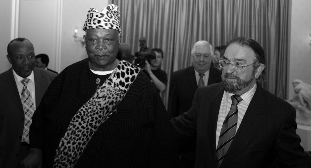 WOENSDAG 3 MEI 2006 REPUBLIEK NAMIBIË Op woensdag 3 mei 2006 had de voorzitter van de Kamer, de heer Herman De Croo, een ontmoeting met de koning van de Ndonga, Koning Immanuel Kauluma Elifas, die de
