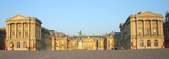 Versailles De vormgeving van het exterieur van Versailles is klassiek, maar door de