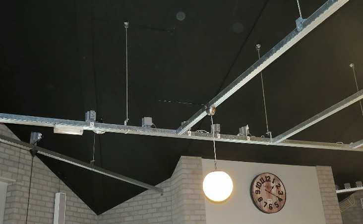 Om van het hoge plafond af te komen waren er de mogelijkheden een verlaagd plafond aan te brengen of het geheel zwart te