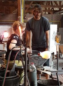 Na deze koffiestop wandelden we naar de Glasblazerij van het Nationaal Glasmuseum, een prachtig authentiek houten gebouw.