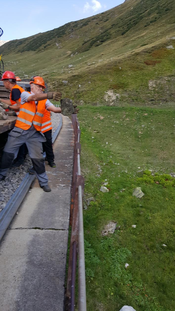 Aan het eind van de middag zetten we weer koers naar Realp en zo zien we, net voordat we na tunnel 3 de Wilerbrücke naderen, de 704 met een rits wagons testrijden.