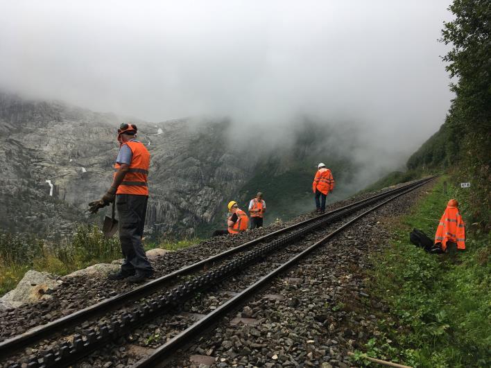 treinverkeer heeft plaatsgevonden, dus hoezo kerende stoomtrein in Gletsch? Arne pakt de dienstregeling erbij en constateert dat de kerende stoomtrein inderdaad helemaal niet rijdt.