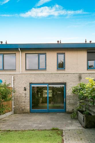 Slaapkamers Slaapkamer 1 bevindt zich aan de voorzijde van de woning en beschikt over een radiator. Het plafond is voorzien van spuitwerk. De wanden zijn afgewerkt met behang en zijn gesausd.